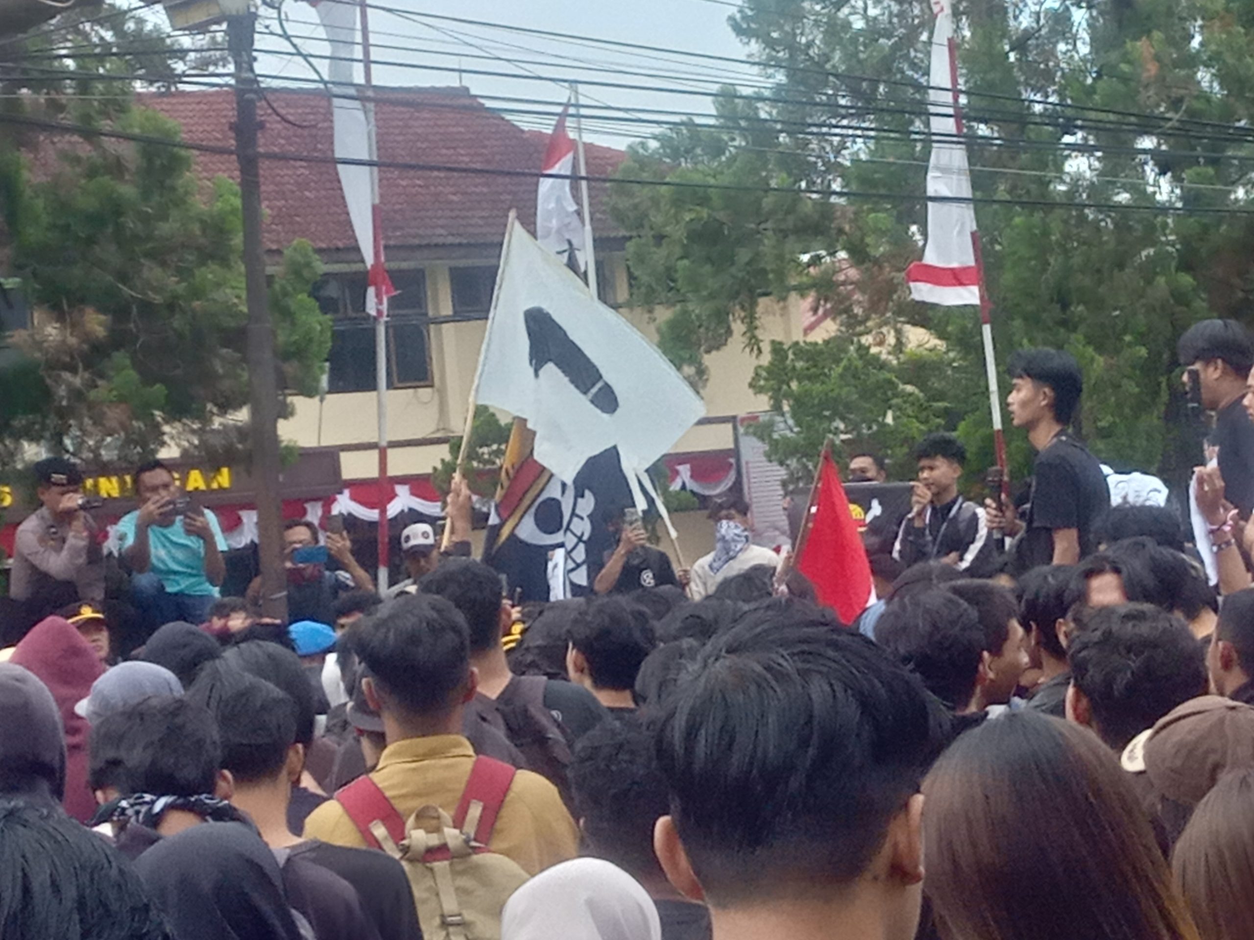 Aliansi BEM Kuningan & Cipayung Plus Saat Menggelar Aksi di Depan Mapolres Kuningan