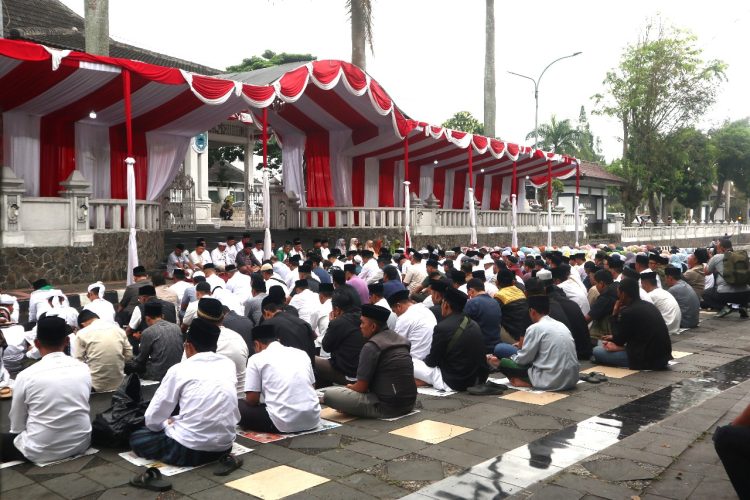 Warga Kuningan khusyuk memanjatkan doa dalam kegiatan Istighosah di Pendopo (Dok. Humas Diskatan)