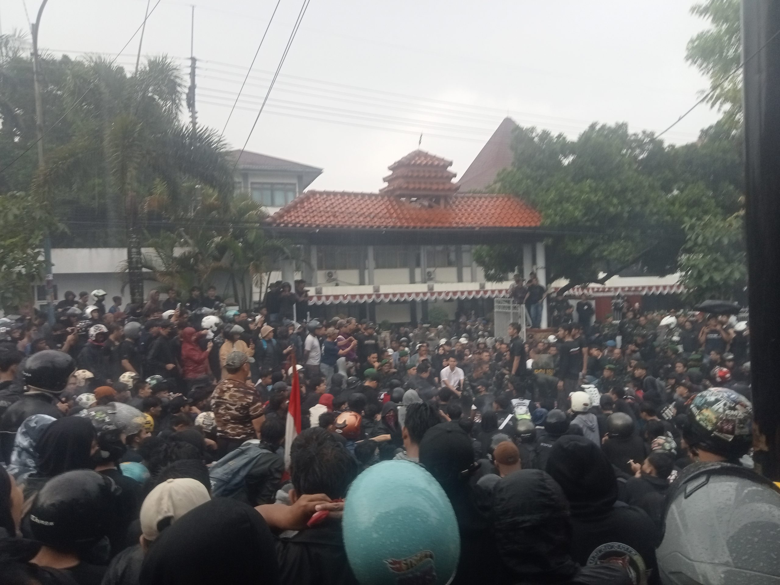 Meski diguyur hujan, ratusan massa dari berbagai elemen termasuk mahasiswa, komunitas ojol, hingga masyarakat melakukan unjuk rasa di depan gedung DPRD Kuningan. (Dok. Ist)