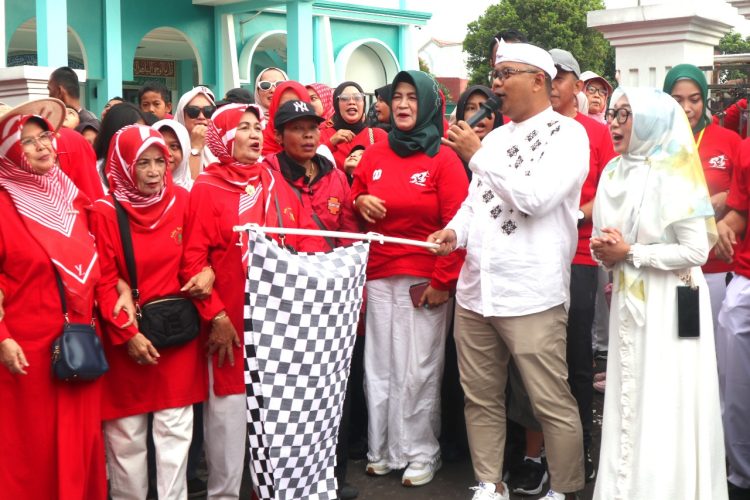 Warga Perumnas Ciporang Meriahkan Jalan Santai HUT ke-80 RI dan Hari Jadi ke-527 Kuningan (Dok. Humas Diskantan)