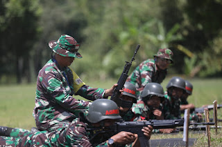 Latihan menembak senjata ringan Semester II, Kodim 0615/Kuningan Tahun 2025. (Foto: Dok. Net)