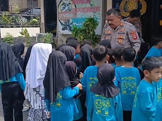 Kapolsek Kuningan, AKP Bambang Poernomo, SH, bersama siswa-siswi RA Al Adilla. (Foto: Dok. Ist)