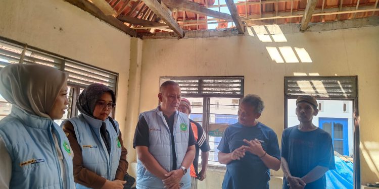 Ketua Lembaga Koordinasi Kesejahteraan Sosial (LKKS) Kabupaten Kuningan, Ela Helayati saat memberikan bantuan. (Foto: Dok. Prokompim)