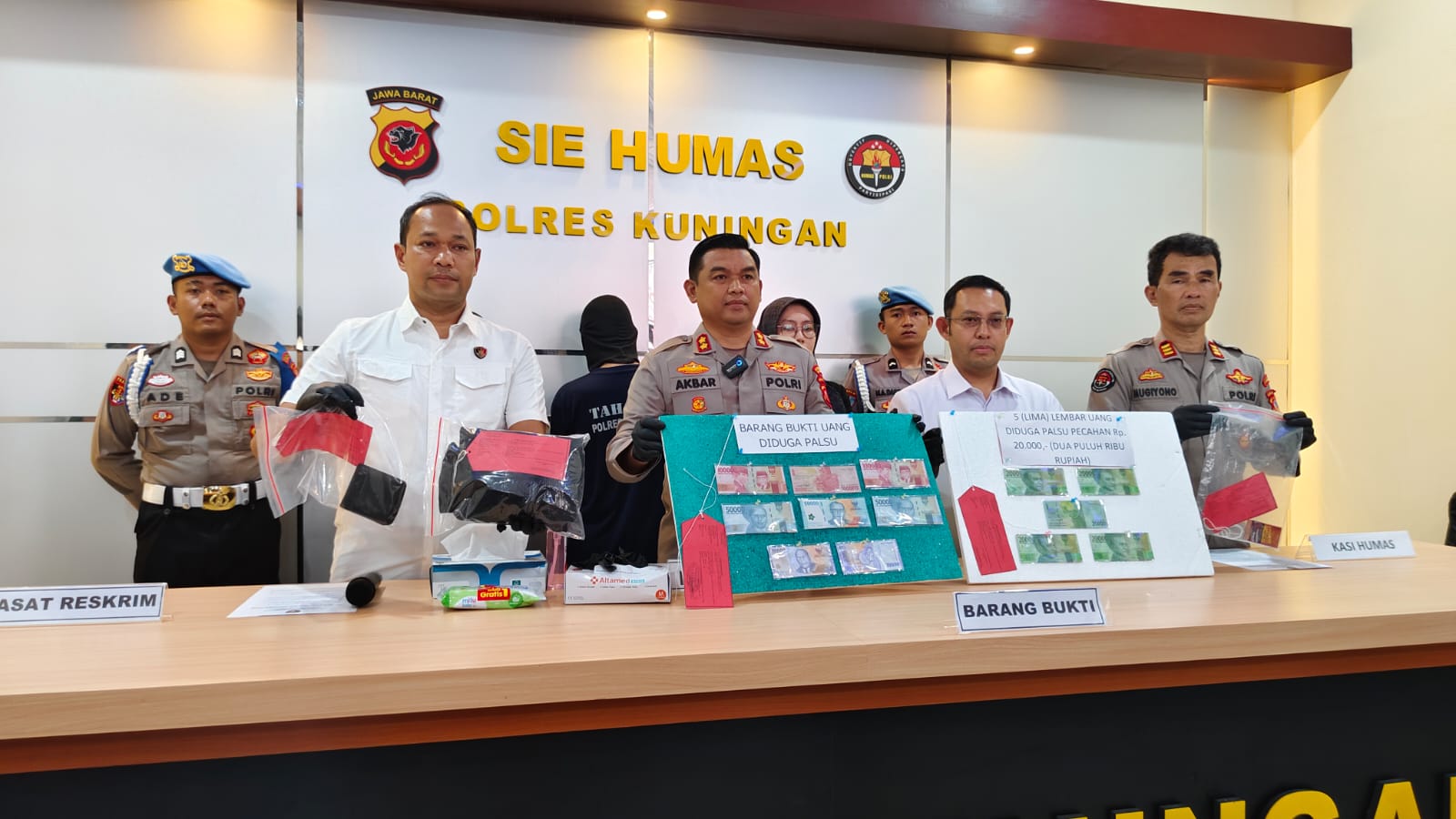 Kapolres Kuningan, AKBP M Ali Akbar, didampingi Kasat Reskrim Iptu Abdul Aziz. (Foto: Dok. Polres Kuningan)