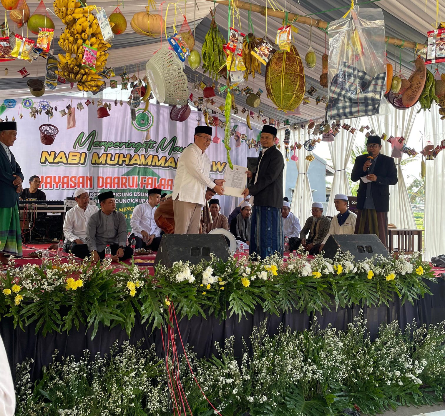 Penyerahan SK KBIHU oleh Kepala Kantor Kementerian Agama Kabupaten Kuningan, Drs. H. Ahmad Handiman Romdony, M.Si, kepada pimpinan Ponpes Daarul Falaah, KH Maman Ilman, S.Pd.I. (Foto: Dok. Ist)