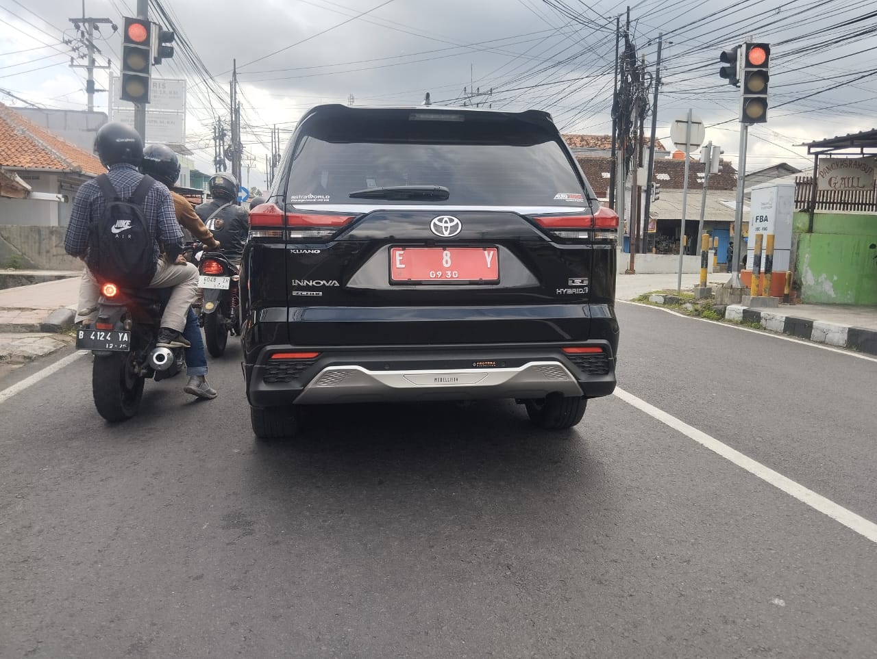 Toyota Kijang Innova Zenix Hybrid yang jadi kendaraan operasional baru Pimpinan DPRD Kuningan. (Foto: Dok. Net)