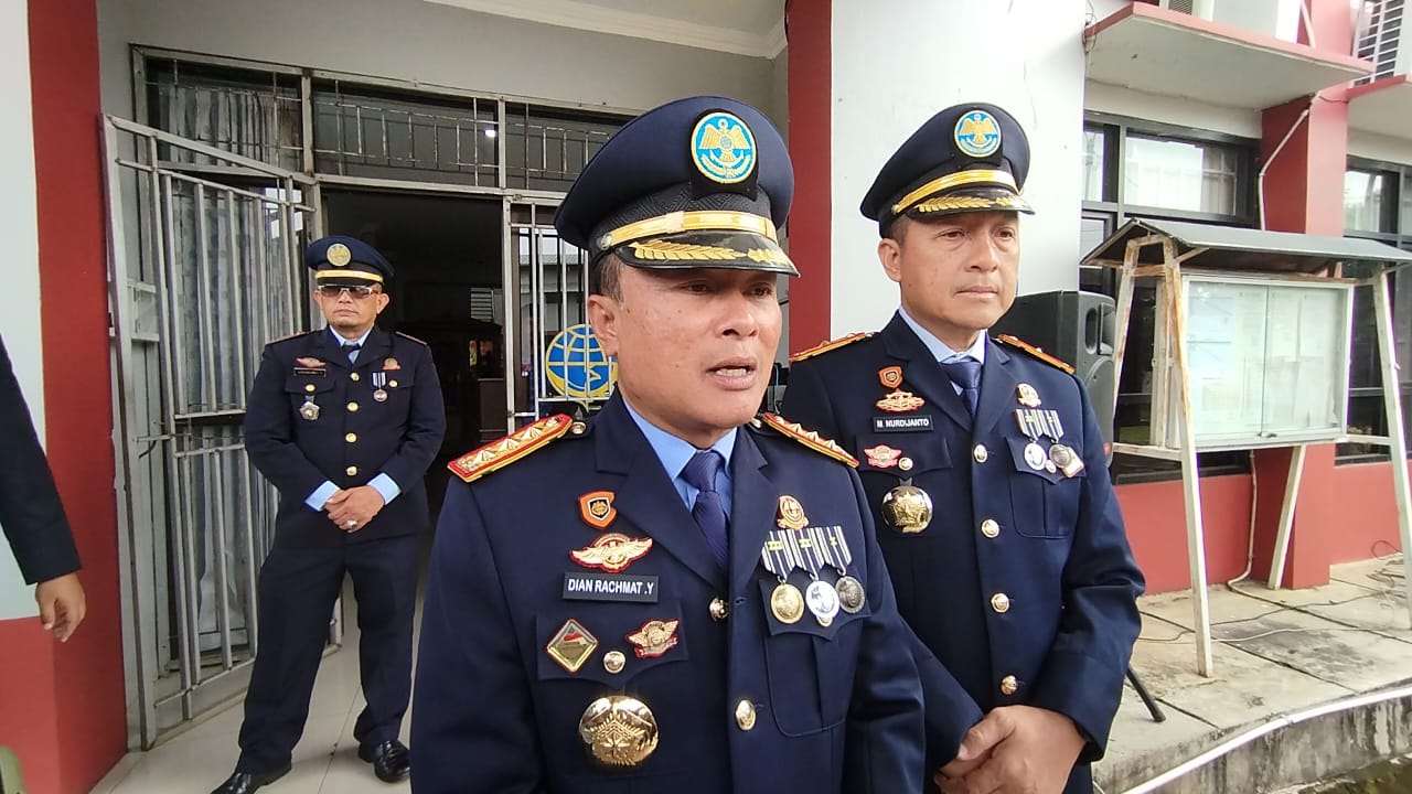 Bupati Kuningan, Dr. Dian Rachmat Yanuar, M.Si bersama Kadishub Kuningan H. M. Nurdijanto, S.H., M.Si usai melaksanakan upacara Harhubnas Tahun 2025. (Foto: Dok. Ist)