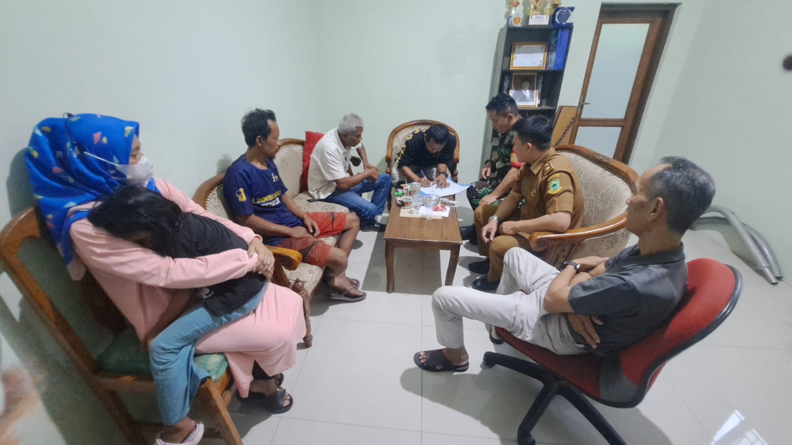 Mediasi dan klarifikasi terkait isu perselingkuhan yang menyeret nama Kepala Desa Padamenak. (Foto: Dok. Ist)