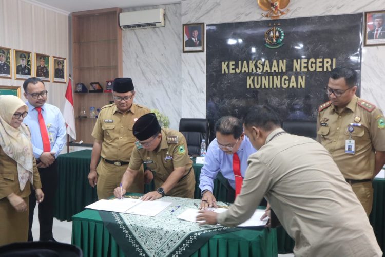Penandatanganan Nota Kesepakatan terkait penanganan permasalahan hukum di bidang Perdata dan Tata Usaha Negara (TUN). (Foto: Dok. IKP)