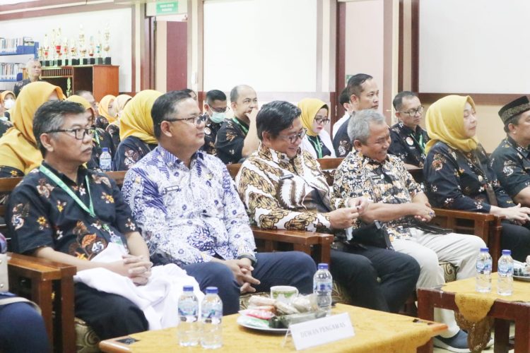 Monitoring dan Evaluasi (Monev) Perencanaan Perbaikan Strategis bersama Lembaga Penyelenggara Akreditasi Rumah Sakit (LARS DHP) RSUD 45 Kuningan. (Foto: Dok.IKP)