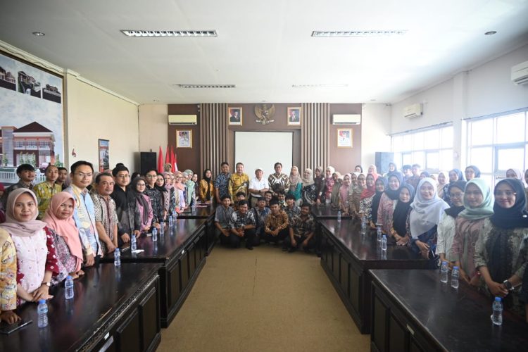 Penyerahan Surat Keputusan (SK) Pegawai Badan Layanan Umum Daerah (BLUD) Puskesmas Kabupaten Kuningan. (Foto: Dok.IKP)