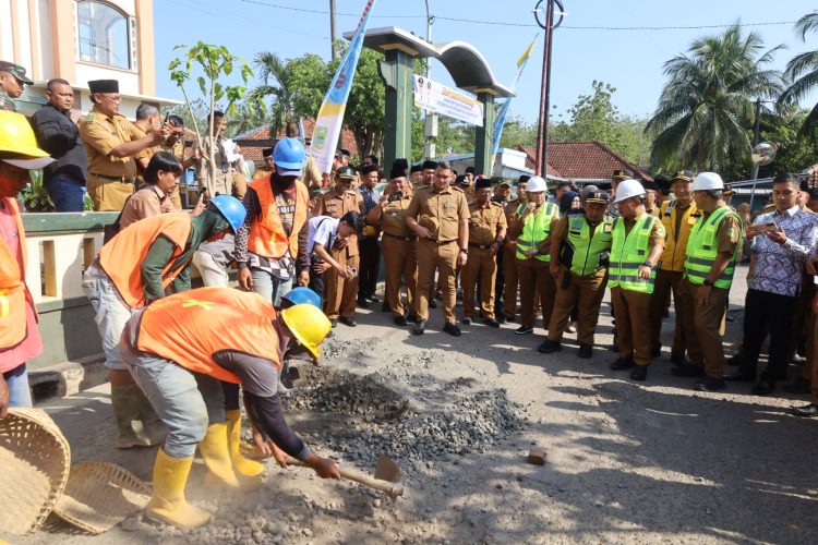 Kick Off Perbaikan Jalan dan Jembatan 2025 di halaman Kantor Desa Sumurwiru, Kecamatan Cibeureum. (Foto: Dok. IKP)
