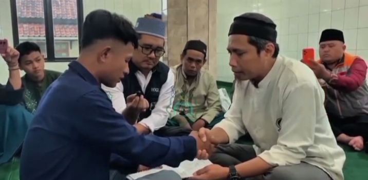 Ikrar Syahadat Paulus Awan Kuswanto Oleh Ketua MUKMIN M. Ade Supriadi. (Foto: Dok. MUKMIN)