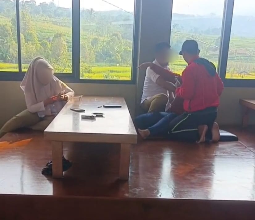 Tangkapan layar video keributan di salah satu rumah makan di Kabupaten Kuningan. (Foto: Dok. Ist)