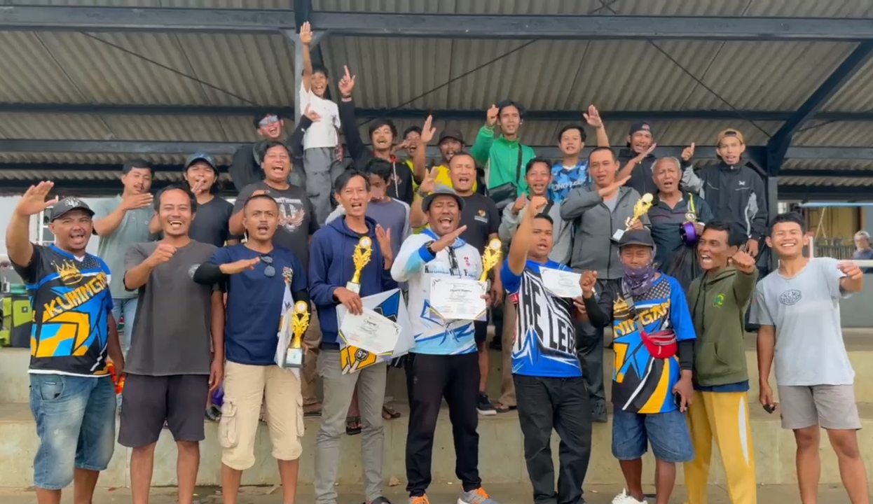 Peserta lomba layangan adu galatama. (Foto: Dok.Ist)