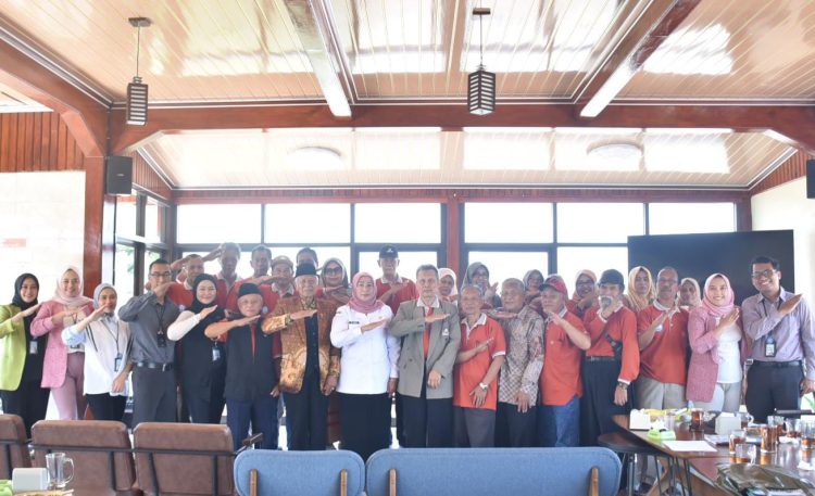 Sosialisasi Kartu Tanda Anggota (KTA) Persatuan Wredatama Republik Indonesia (PWRI) Kuningan. (Dok. Prokompim)