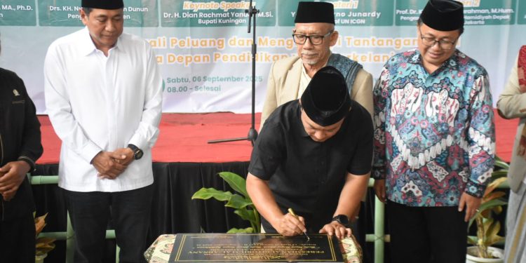 Bupati Kuningan meresmikan Auditorium Al-Mutawally pada Haul ke-74 KH Mutawally. (Foto: Dok. Prokompim)