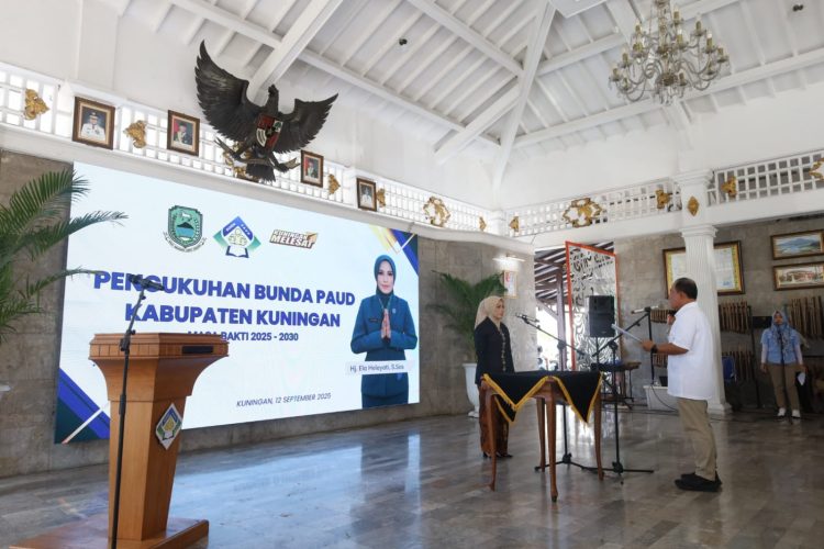 Pengukuhkan Bunda PAUD Kabupaten Kuningan bersama Kelompok Kerja (Pokja) Bunda PAUD. (Foto: Dok. Prokompim)
