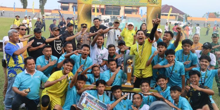 Kecamatan Luragung angkat trofi Bupati Cup 2025 di Stadion Mashud Wisnusaputra. (Foto: Dok. IKP)