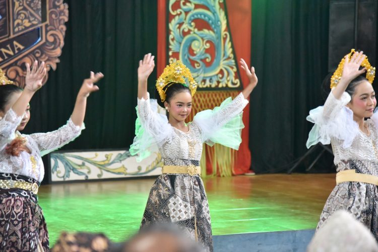 Gelaran seni dan budaya dalam rangka milangkala Desa Cisantana ke-45. (Foto: Dok.IKP)