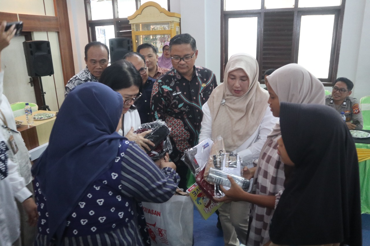 Penyaluran bantuan bagi warga Desa Cimahi oleh Pemkab Kuningan dan Yayasan GSN. (Foto: Dok. Net)