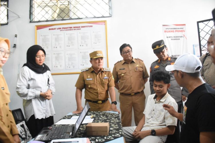 Bupati Kuningan, Dian Rachmat Yanuar, melakukan peninjauan langsung terhadap pelayanan kesehatan bagi Orang Dengan Gangguan Jiwa (ODGJ) di Puskesmas Maleber. (Foto: Dok. Prokompim)