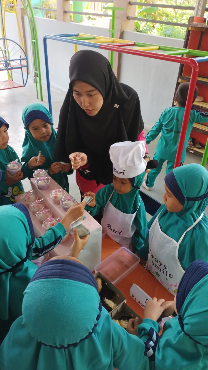 Kegiatan Market Day TK Alam IT Fajar Shidiq. (Foto: Dok.Ist)