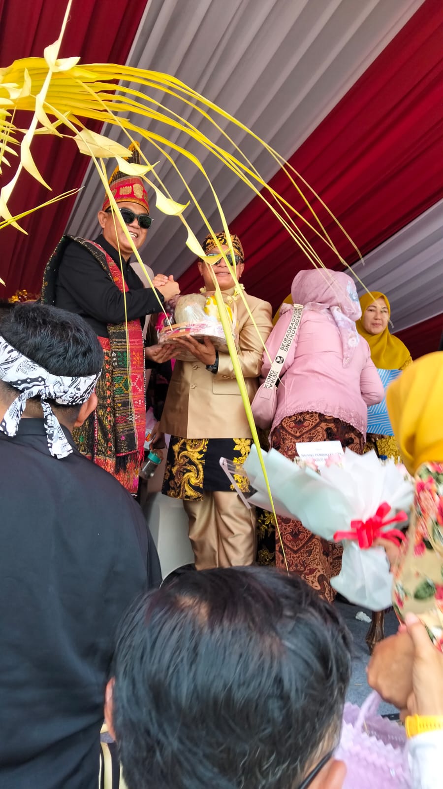 Bupati Kuningan Dr. Dian Rachmat Yanuar, M.Si bersama Kepala Dinas Pendidikan dan Kebudayaan U. Kusmana, S.Sos, M.Si dalam Karnaval Budaya. (Foto: dok.ist)