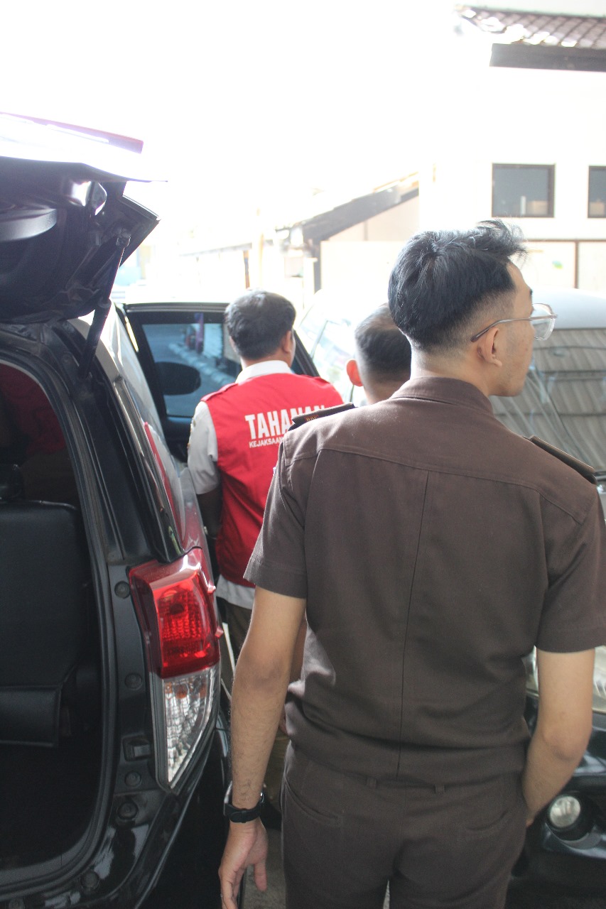 Penahanan tersangka korupsi BLT Dana Desa Gunung Aci oleh Kejari Kuningan. (Foto: dok.kejaksaan)