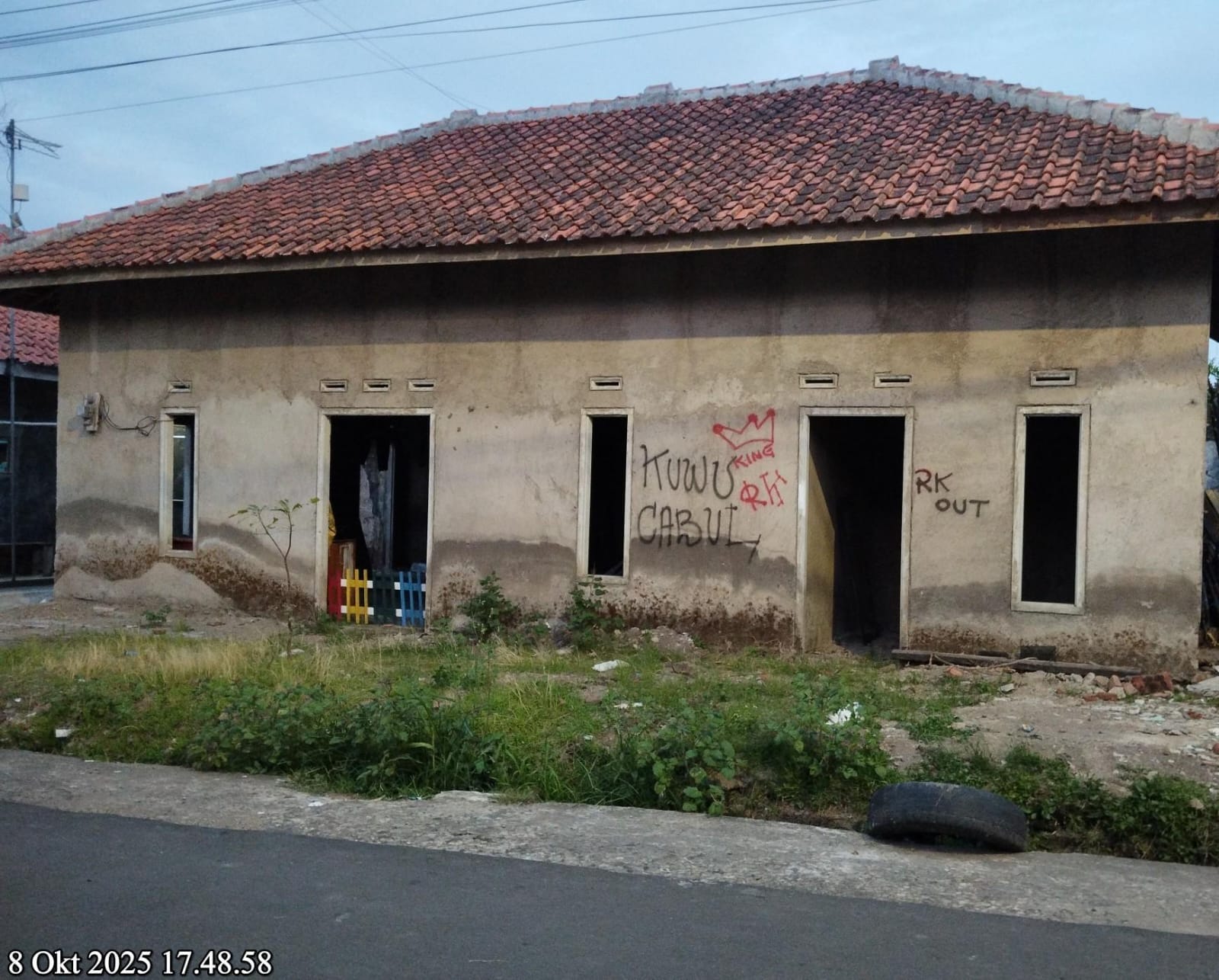 Pembangunan Posyandu Desa Padamenak yang mangkrak. (Foto: dok.ist)