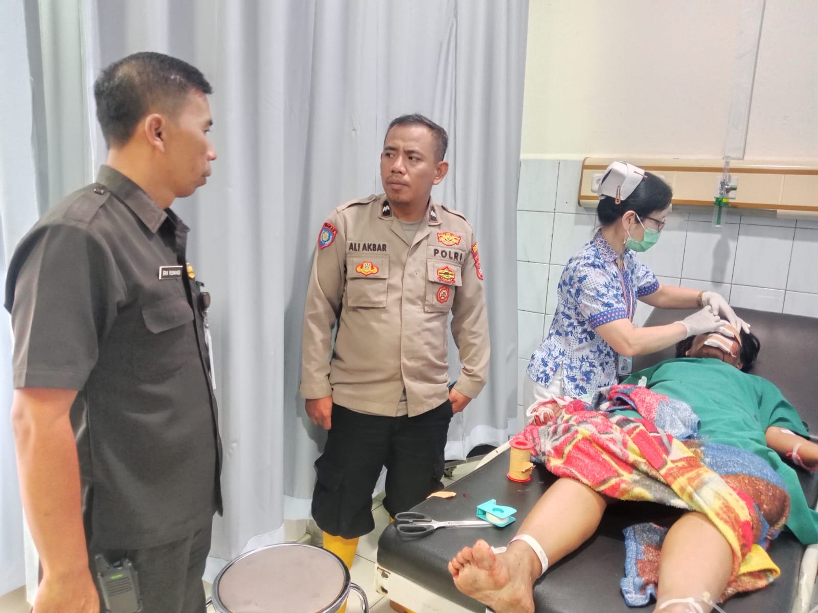 Korban KDRT di Cigugur saat mendapatkan penanganan di Rumah Sakit. (Foto: dok.arip)