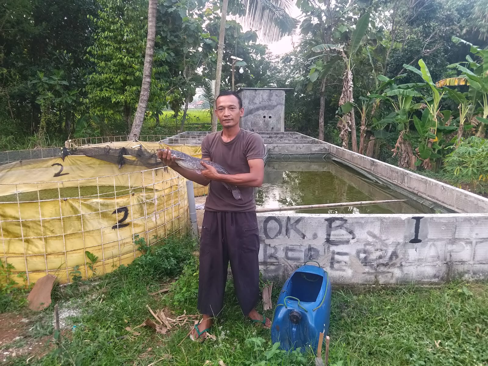 Kasmad, pemuda asal Desa Buniasih yang meraih kesuksesan dalam usaha pembenihan ikan lele. (Foto: dok. ist)