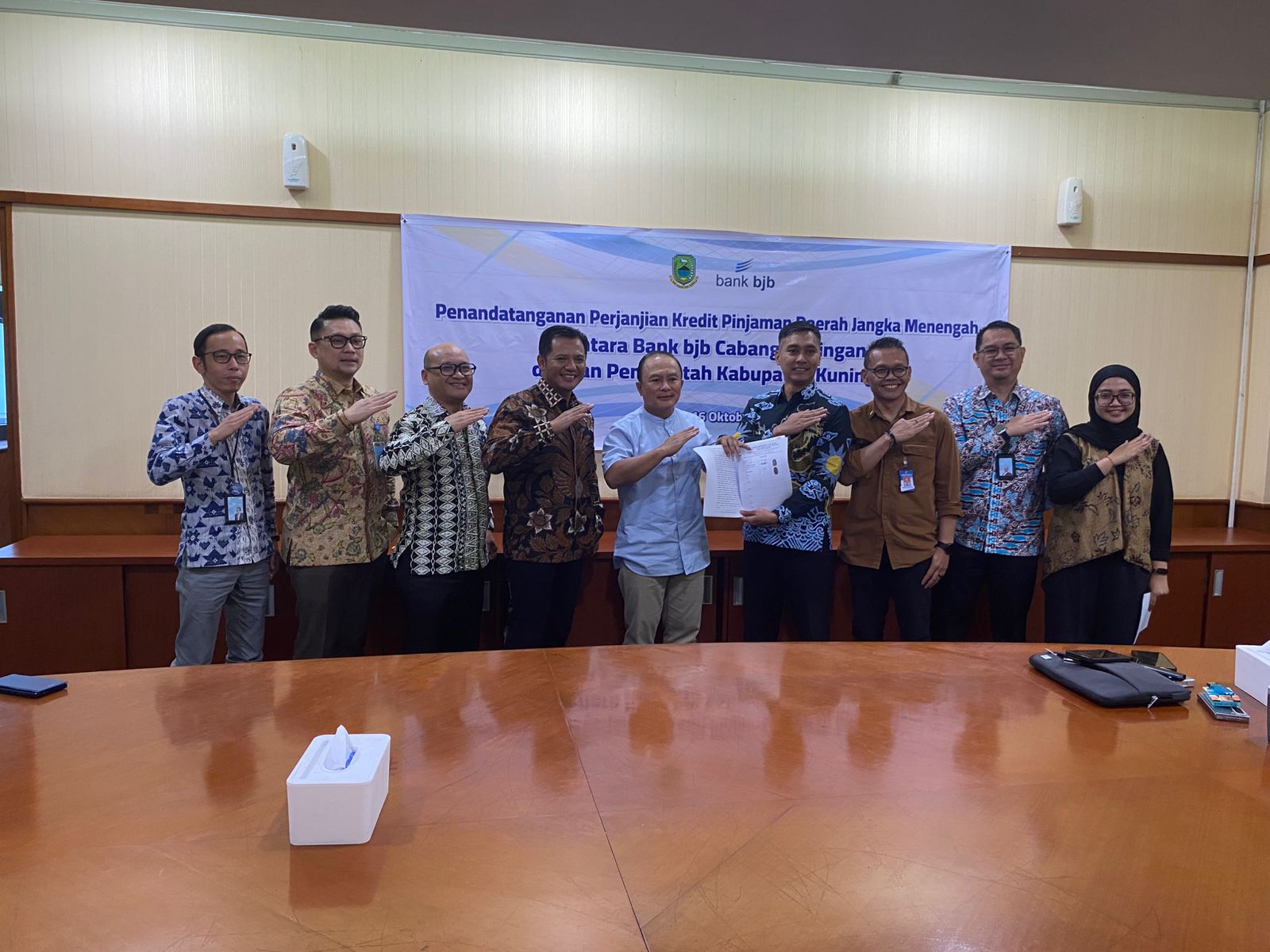 Akad Kredit Pinjaman Daerah Jangka Menengah antara bank bjb Cabang Kuningan dan Pemkab Kuningan. (Foto: dok.ist)