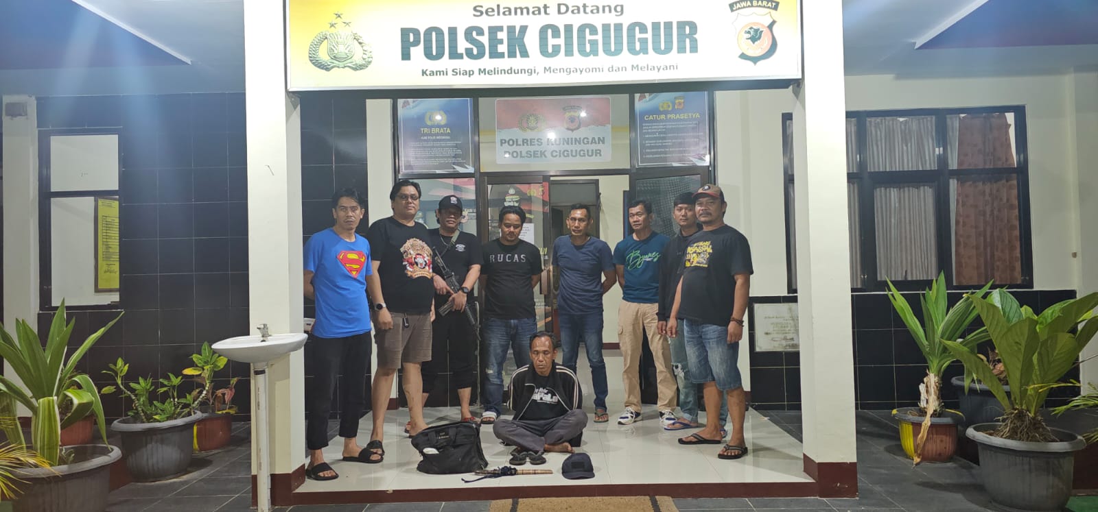 Ibul Sahibul (56), pelaku penganiayaan terhadap mantan istri di Cigugur saat diamankan oleh pihak Kepolisian. (Foto: dok. arip)