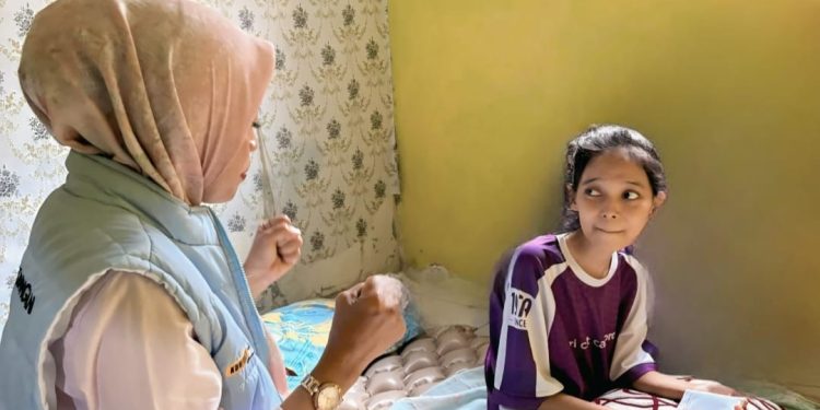 Bunda Ela ketia mengunjungi Sella warga Ciawigebang penderita TB Tulang. (Foto: dok. ikp/k1)