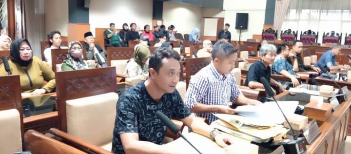 Audiensi korban investasi madu klanceng Kuningan bersama DPRD dan OJK. (Foto: dok. ist/k1)