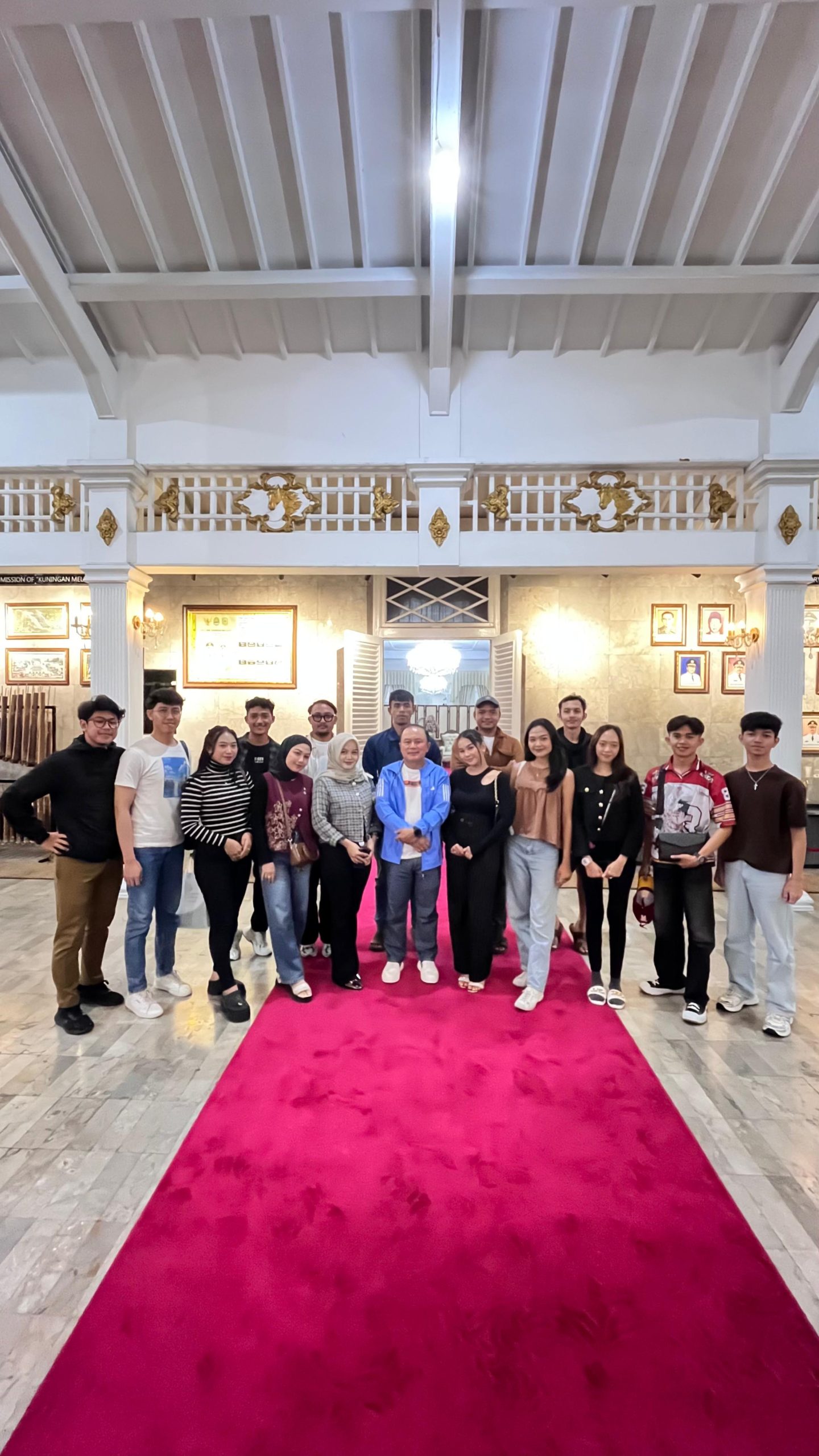 Bupati Kuningan Dr. Dian Rachmat Yanuar, M.Si bersama para Influencer. (Foto: dok. ist/k1)