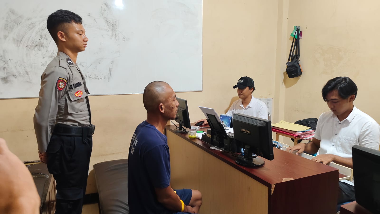 Tersangka pencurian motor berinisial S tengah menjalani pemeriksaan oleh penyidik Sat Reskrim Polres Kuningan. (Foto: dok. polres/k1)