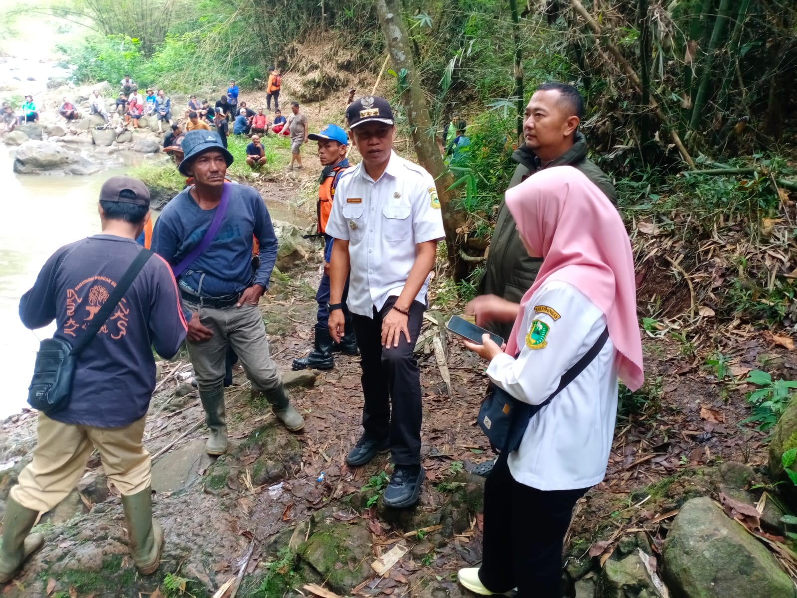 Evakuasi jasad anak berkebutuhan khusus di Sungai Leuwicinangka. (Foto: dok. arip/k1)