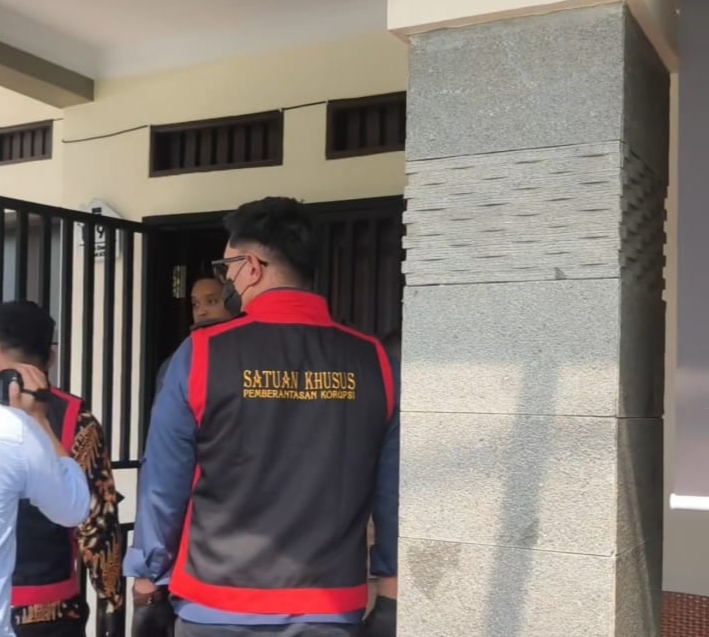 Sejumlah petugas Kejaksaan Negeri Kuningan mendatangi rumah oknum karyawan Bank Plat Merah, yang terletak di Perumahan Alam Asri Kuningan, Jawa Barat. (Foto: Dok.Net)