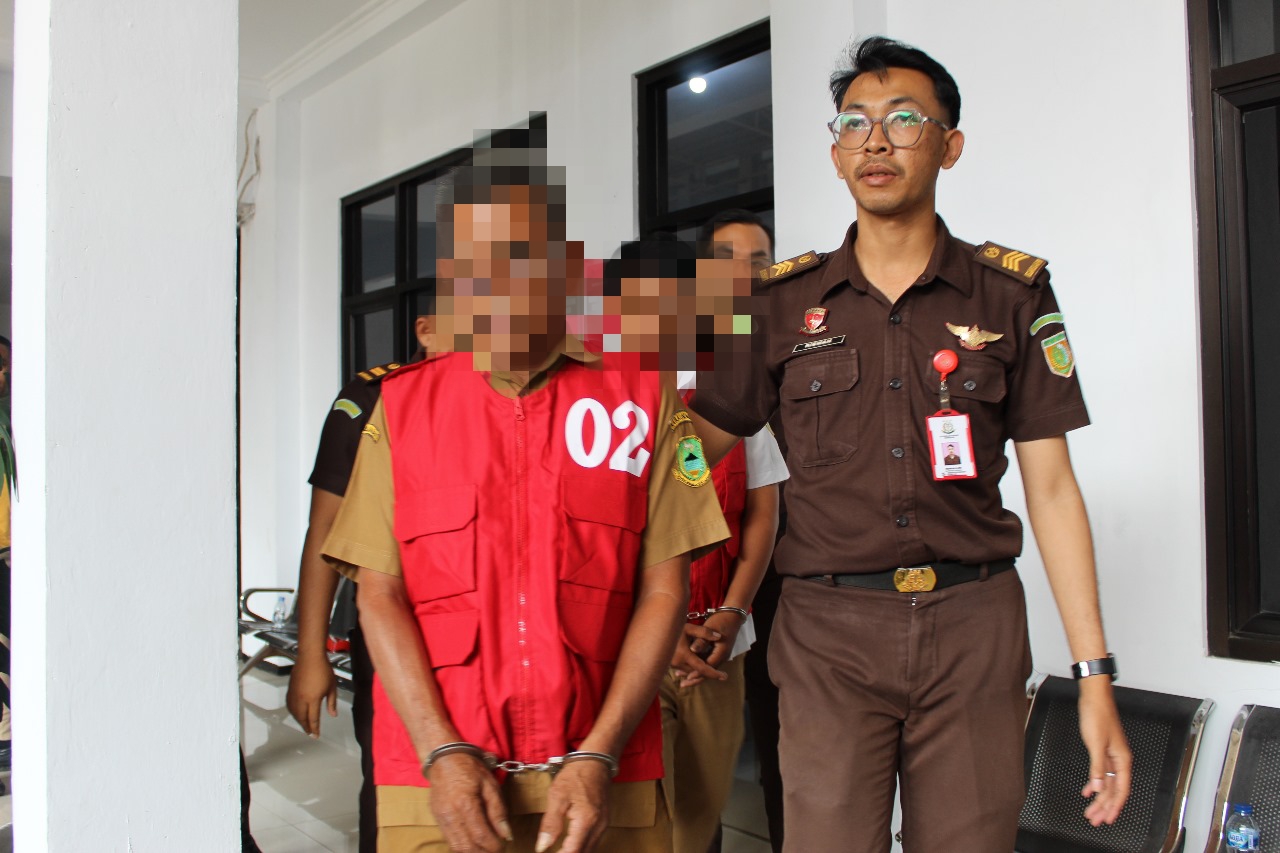 Dua orang tersangka masing-masing berinisial ME selaku Kepala Desa Gunungaci dan DA selaku Kaur Keuangan. (Foto: dok.kejaksaankuningan)