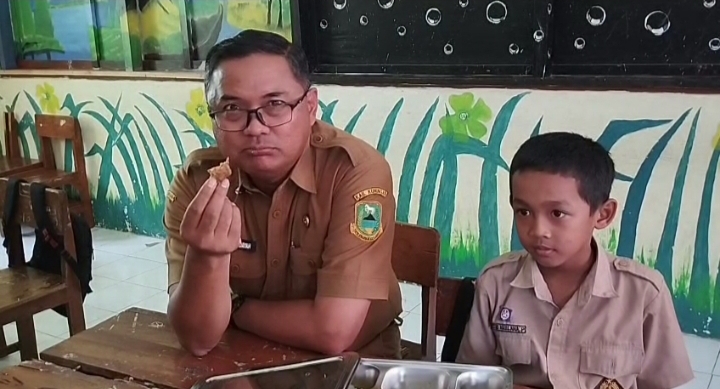Ketua Satgas MBG Kabupaten Kuningan, Dr. Wahyu Hidayah, M.Si ketika mencicipi menu MBG di SDN 1 Citangtu. (Foto: dok.ist)
