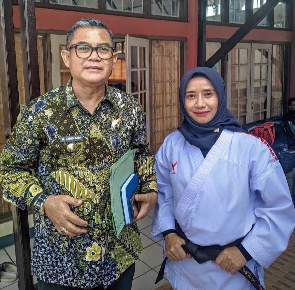 Kepala Disdikbud Kuningan U Kusmana S.Sos, M Si dan Heni Entin Sulastri SPd. (Foto: didin sanudin/kuninganmass)