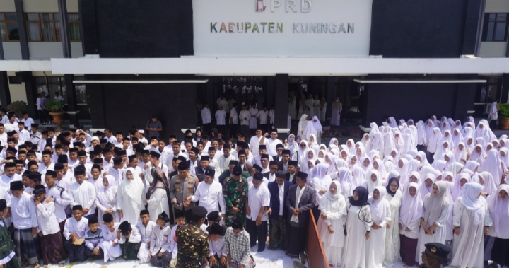 Ribuan santri ketika menggelar Istighosah di halaman gedung DPRD Kuningan. (Foto: dok. ist/k1)