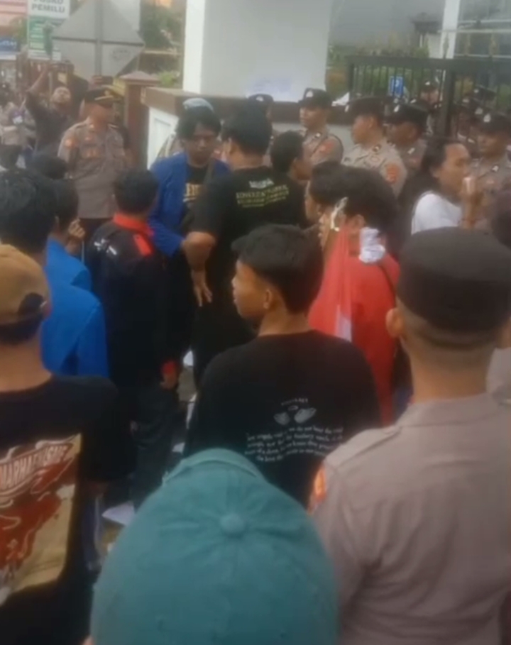 Aksi mahasiswa di depan Kejaksaan Negeri Kuningan terkait proyek Kuningan Caang 117 Miliar. (Foto: dok. ist/k1)