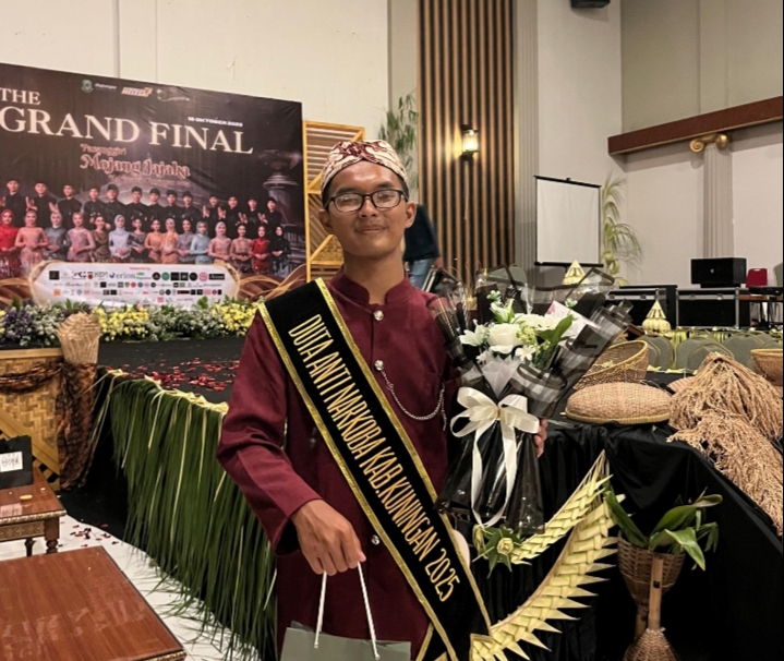 Azril Perliyansyah tampil membanggakan sebagai Duta Anti Narkoba Mojang Jajaka Kuningan 2025. (Foto: dok. ist/k1)