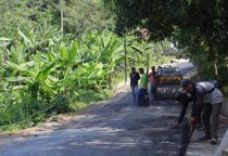Perbaikan jalan Padarek-Kedungarum. (Foto: dok.ikp)
