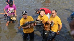 Bupati Kuningan Dr. Dian Rachmat Yanuar, M.Si saat kegiatan "Ngobeng Lauk" di situ Cimalongpong. (Foto: dok. ikp/k1)
