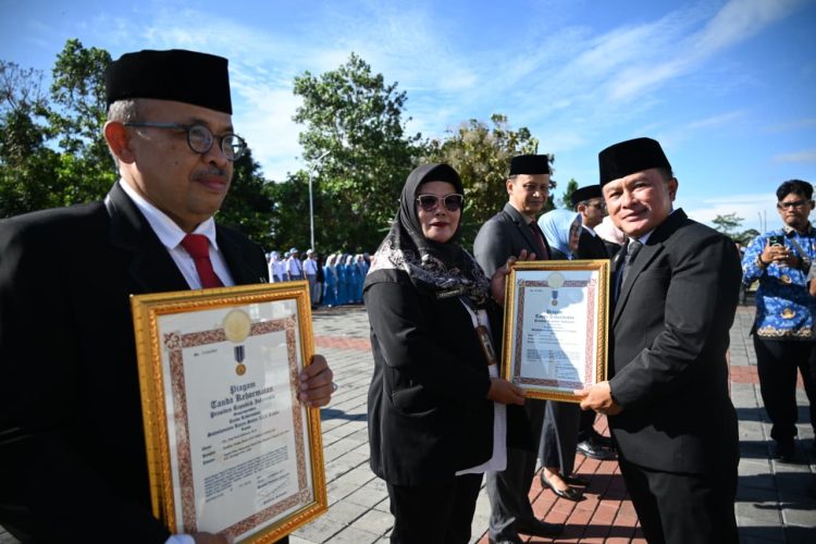Penyerahan secara simbolis Tanda Jasa Satyalancana Karya Satya dari Presiden Republik Indonesia kepada 112 ASN Kabupaten Kuningan. (Foto: Dok.IKP)