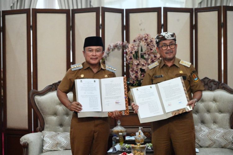 Bupati Kuningan Dr. Dian Rachmat Yanuar, M.Si (Kiri) & Bupati Cirebon Drs. H. Imron, M.Ag (Kanan). (Foto: dok. ikp/k1)